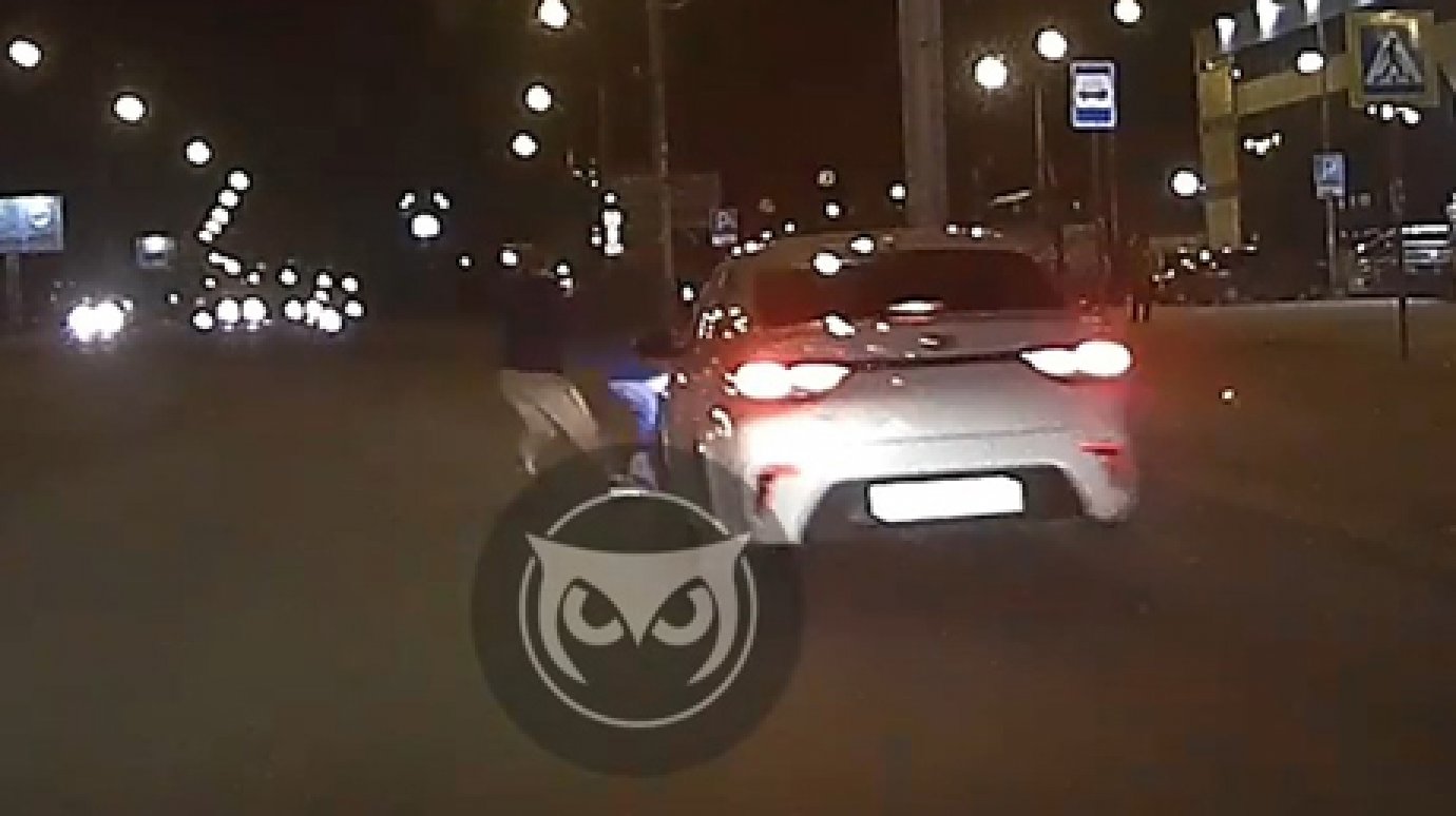 В Пензе на видео попало ДТП с перебегавшими дорогу девушками