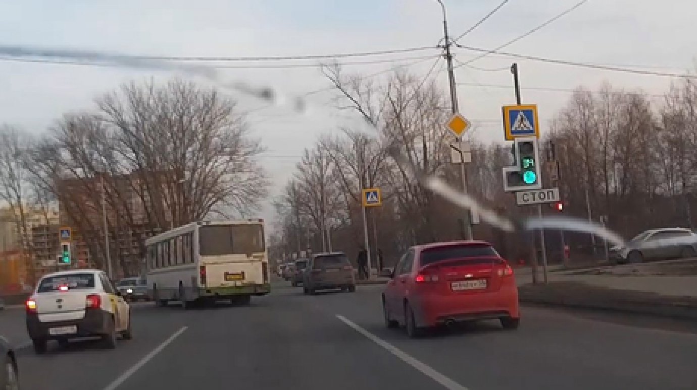 В Сеть выложили видео со столкновением автобуса и ВАЗа на ГПЗ-24