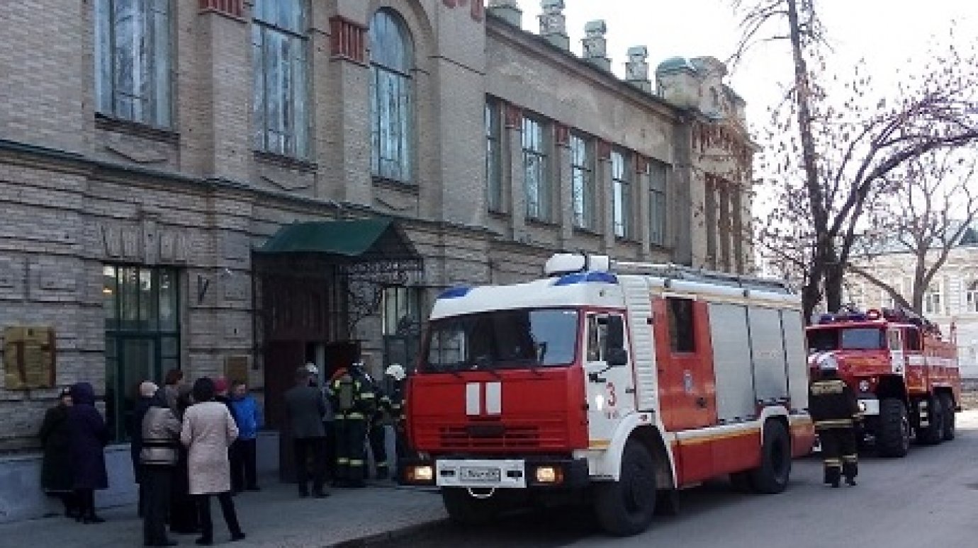 Пензяка встревожили пожарные машины возле старинного здания библиотеки