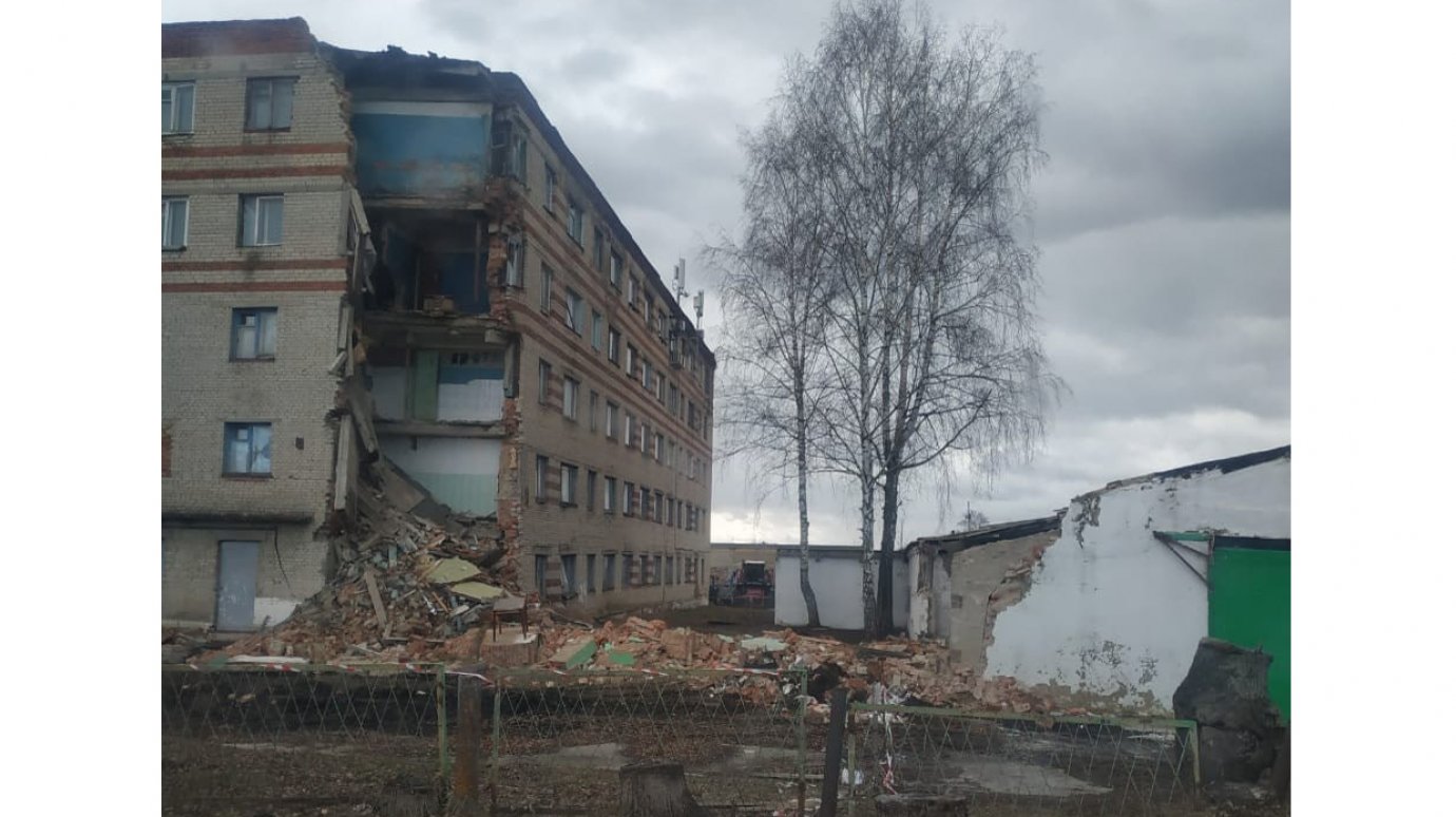 В Нижнем Ломове обрушилась часть здания бывшего общежития