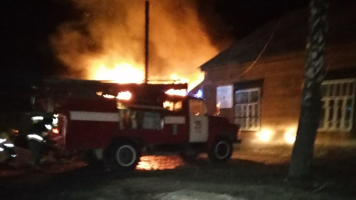 На улице Гагарина в Городище загорелась баня