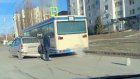 На проспекте Строителей произошла авария с участием автобуса