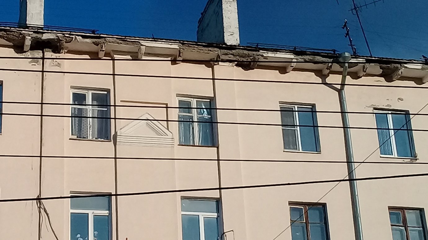 На улице Володарского в Пензе козырек крыши грозит обрушиться на прохожих