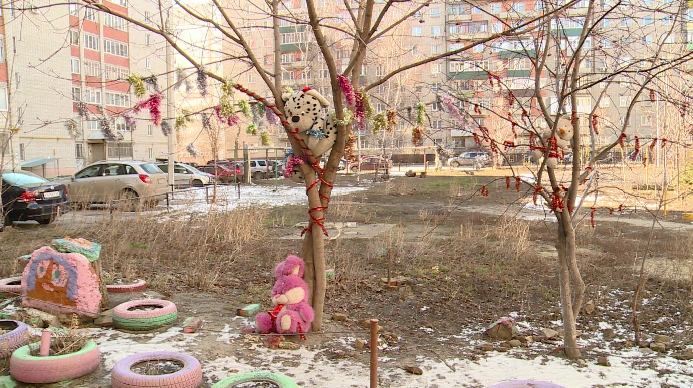 Украшенные деревья на улице Ленина напоминают о прошедших праздниках