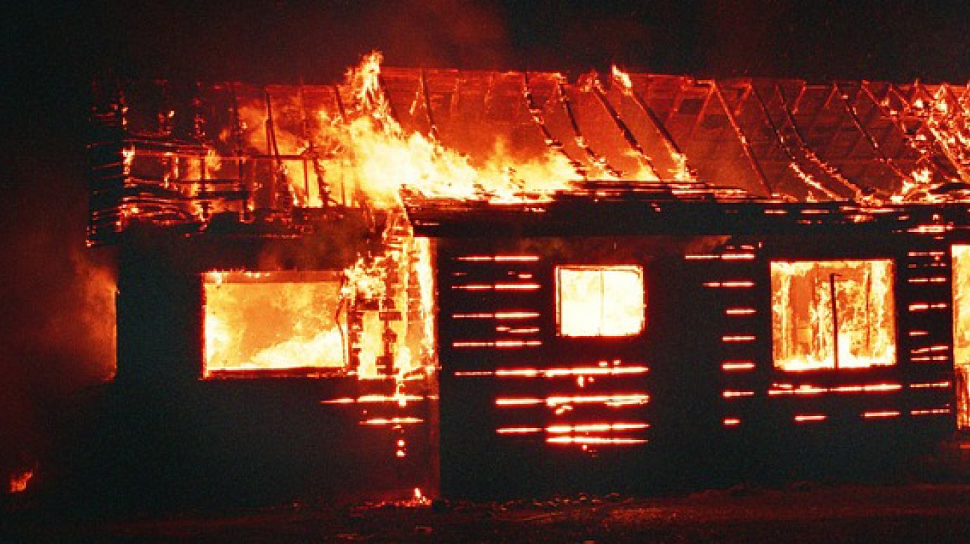 В Наровчатском районе загорелся жилой дом, есть пострадавший