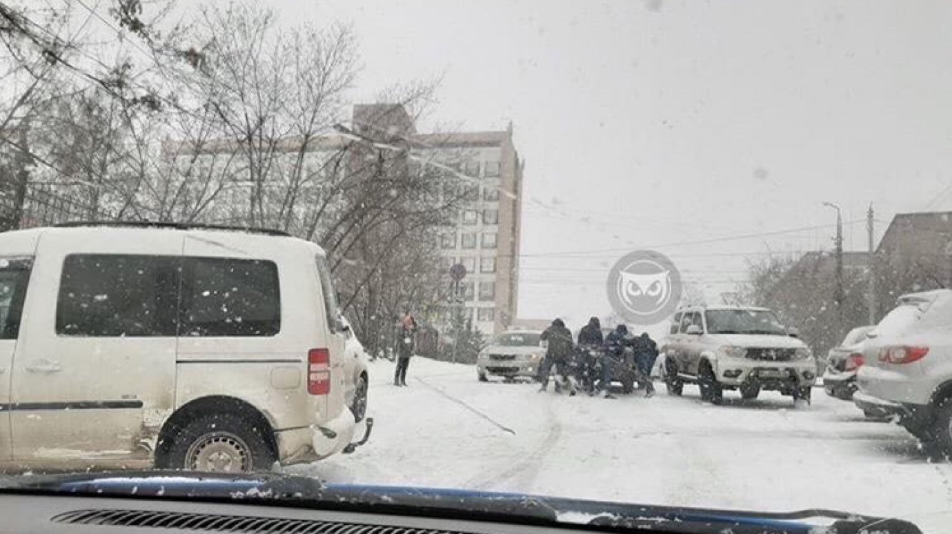 В Пензе снегопад стал причиной около десятка аварий
