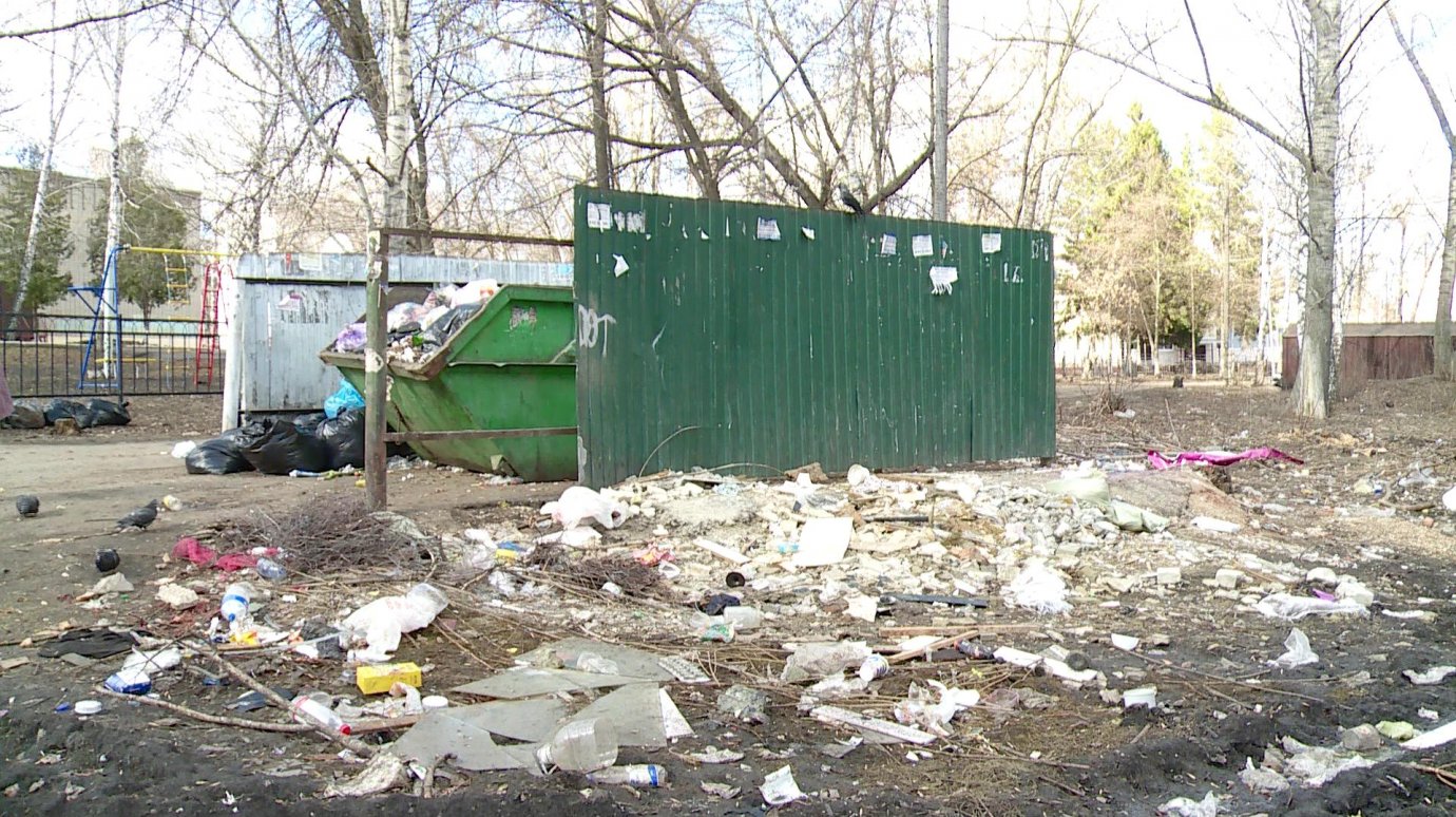 В Арбекове из-за сломанной ограды контейнерной площадки разлетелся мусор