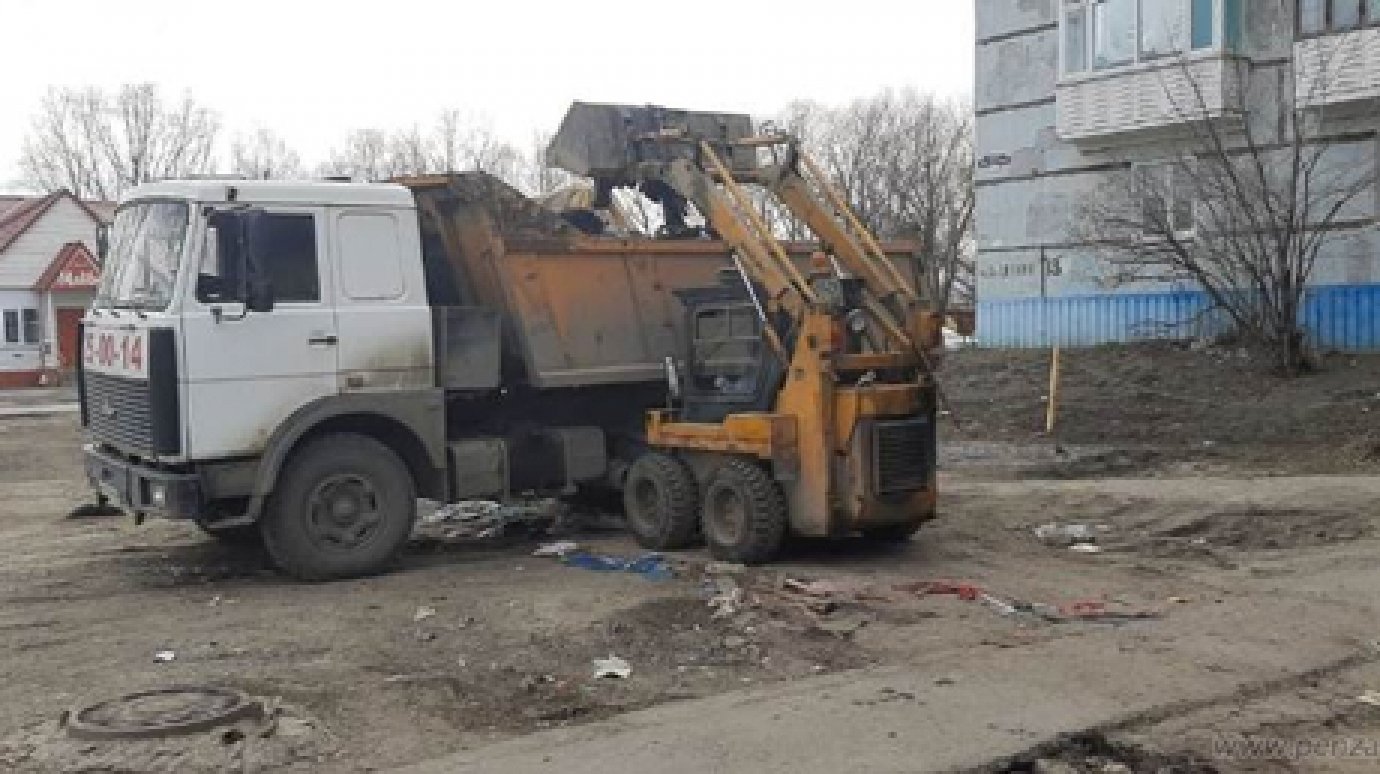 Из-под окон дома на улице Клары Цеткин вывезли 65 кубометров мусора