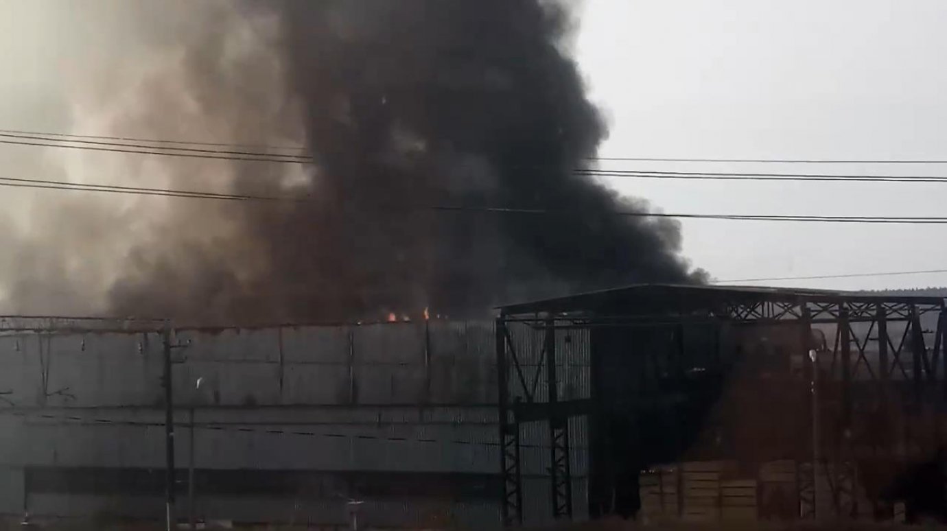 На месте серьезного пожара в поселке Чаадаевка работают 53 спасателя