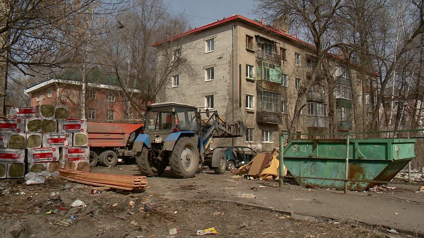 С контейнерной площадки на улице Крупской вывезли мусор