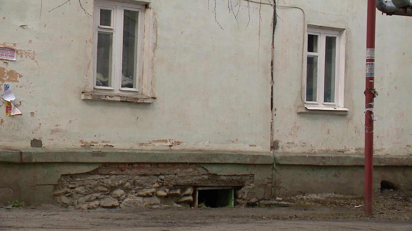 На улице Шмидта несколько лет разрушается стена жилой двухэтажки