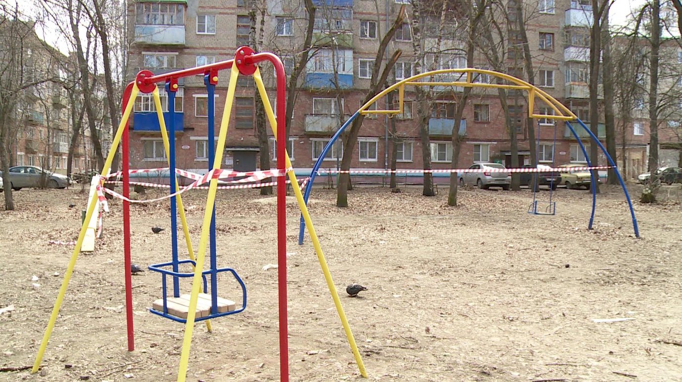 В Пензе детские площадки оградили сигнальными лентами