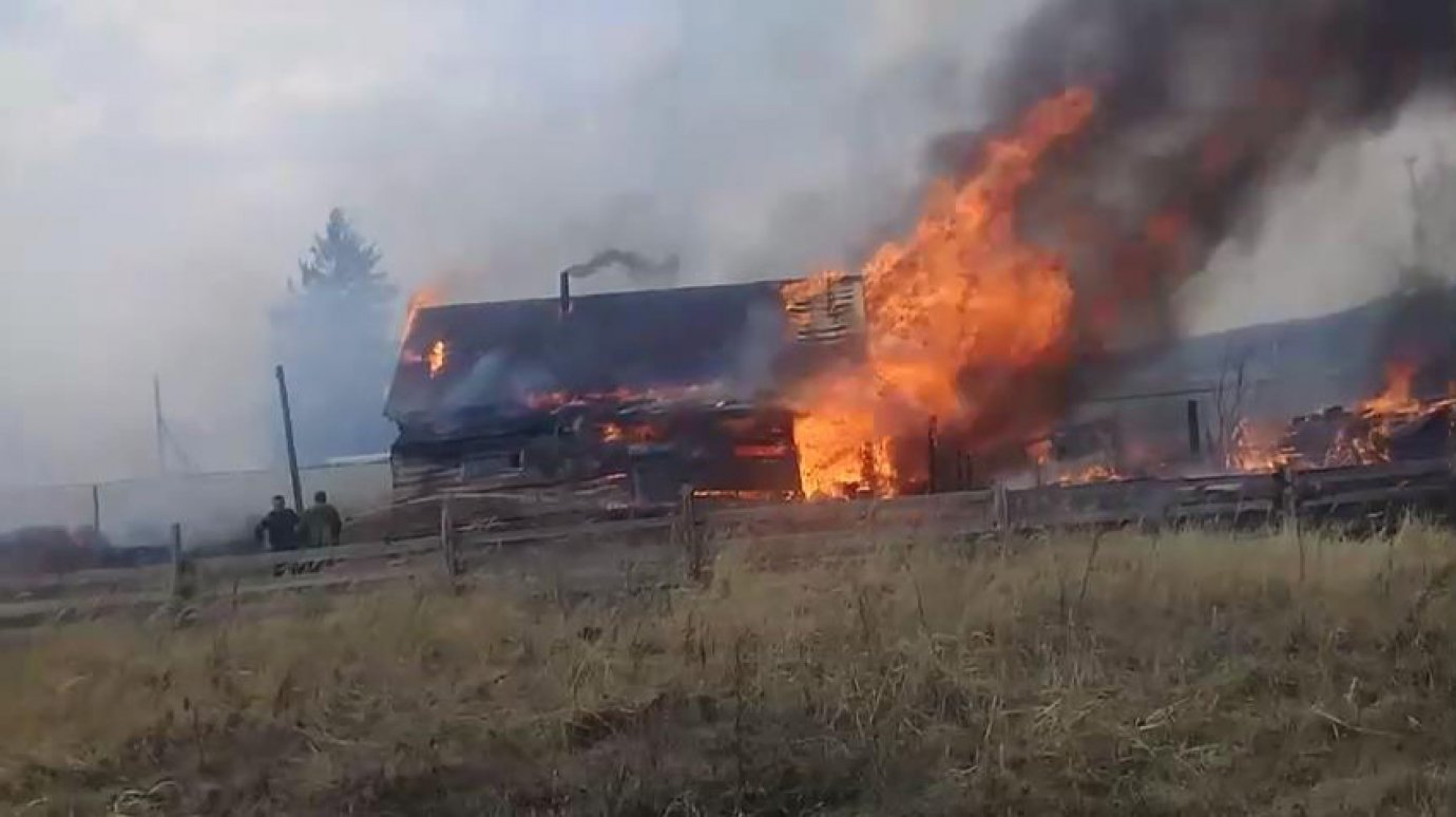 В селе Большой Вьяс сгорели два дома вместе с надворными постройками