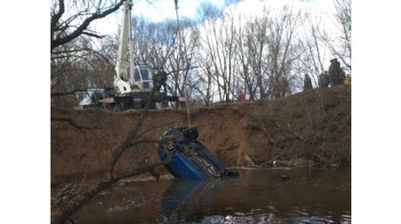 Стало известно, кто погиб в утонувшей машине в Башмаковском районе