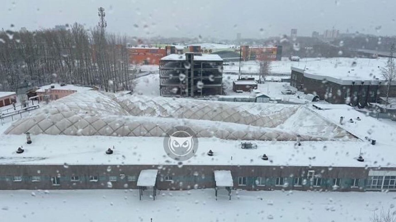 В Пензе снегопад повредил крыши двух спортивных сооружений