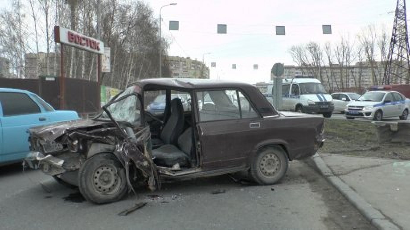 Момент столкновения трех машин на ул. Измайлова в Пензе попал на видео