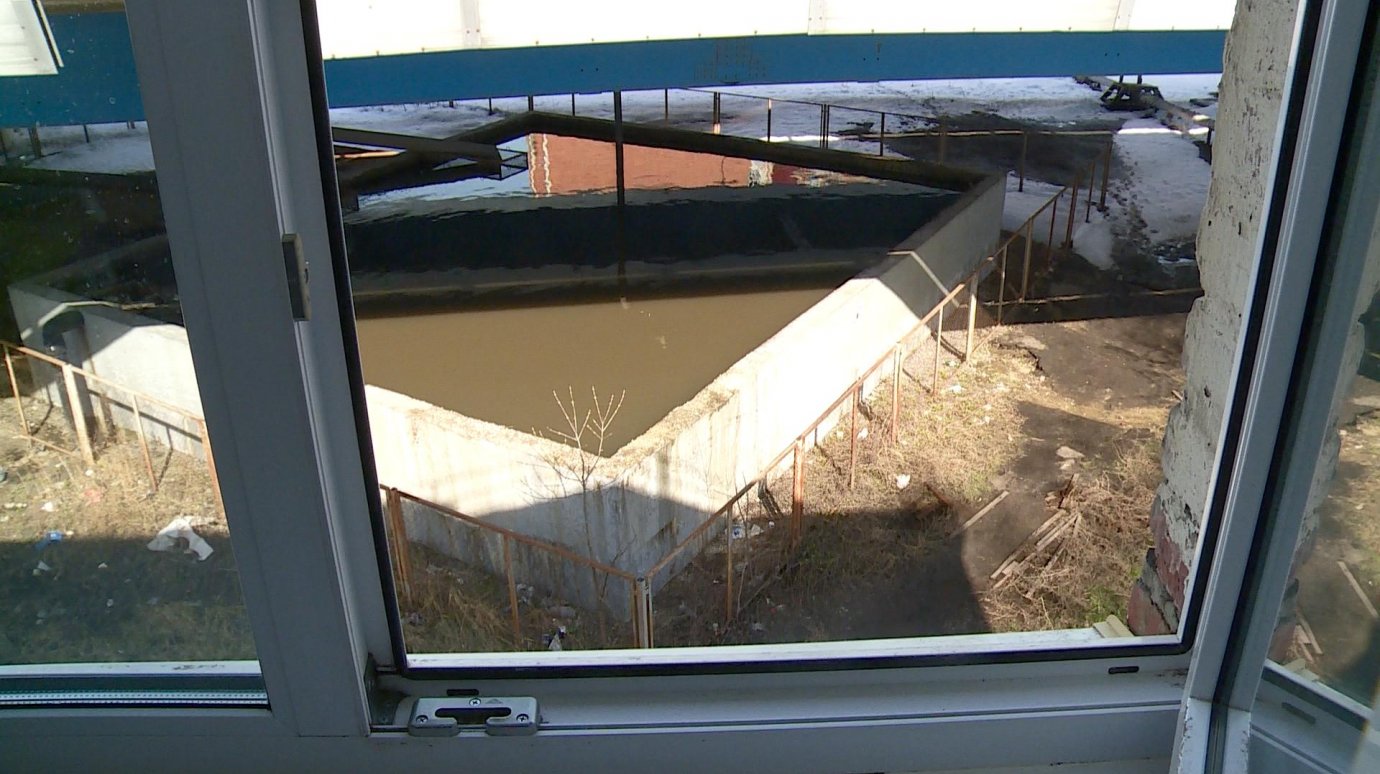 Вода из резервуара под Леонидовским мостом затекает под жилой дом