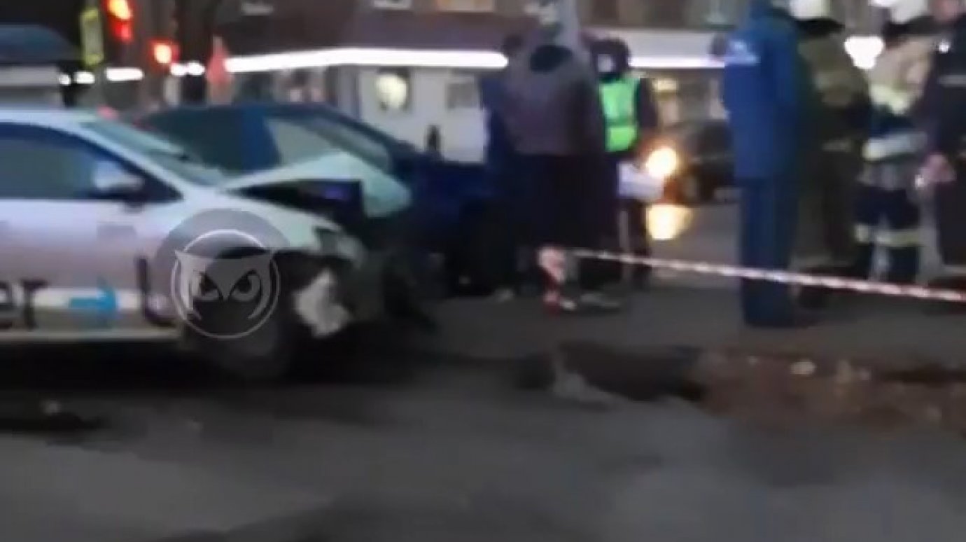 Машина такси попала в аварию на Западной Поляне