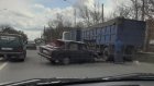 В Пензе на улице Аустрина ВАЗ разбился о грузовик