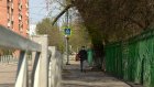 На улице Ставского над головами пешеходов нависла угроза
