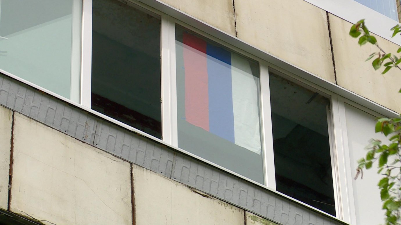 Родителям школьников в Пензе раздали российские флаги