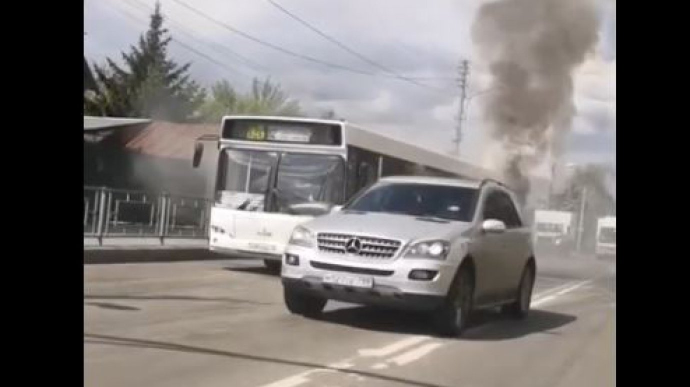 На улице Тухачевского в Пензе загорелся пассажирский автобус