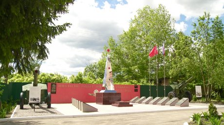 Возле школы в селе Старое Захаркино поставили артиллерийские орудия