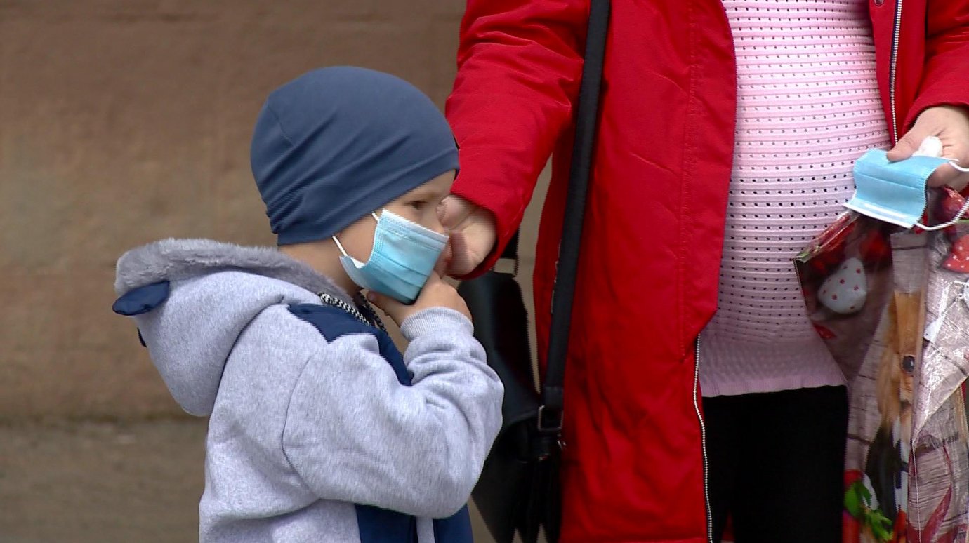 В Пензе родители с детьми получили бесплатные маски