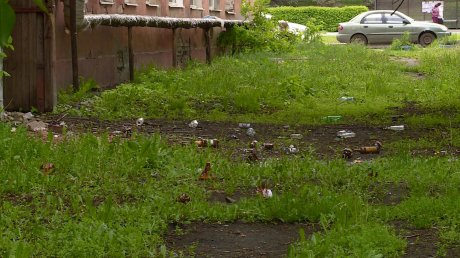 Обитатели бывших общежитий на пр-те Победы бросают мусор из окон