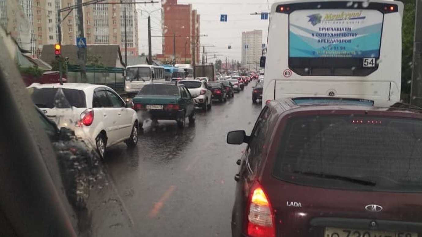 Ремонт дороги спровоцировал автомобильный затор в Терновке