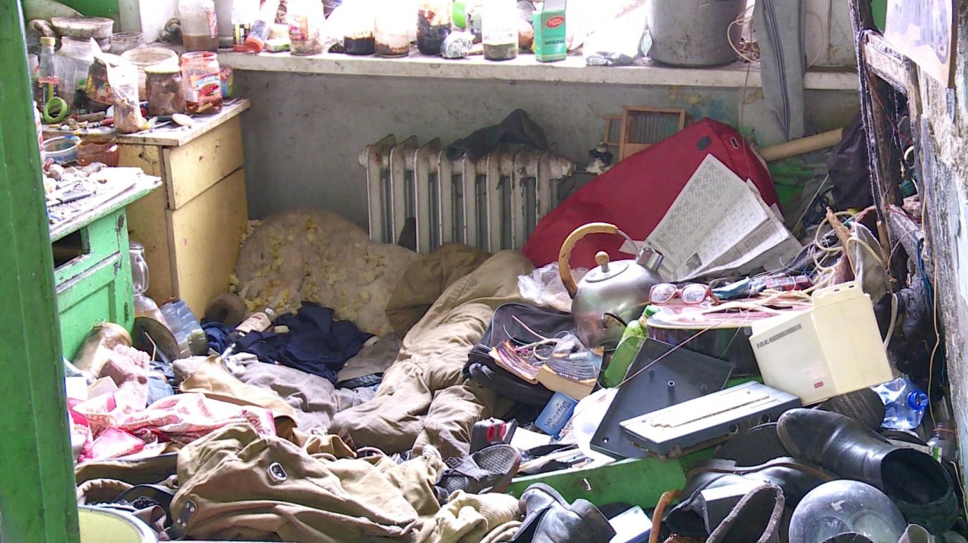 Жители дома на ул. Ленина страдают из-за соседства с барахольщиком