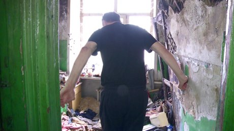 Жители дома на ул. Ленина страдают из-за соседства с барахольщиком