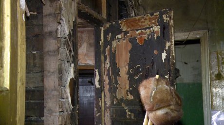 Жители дома на ул. Ленина страдают из-за соседства с барахольщиком