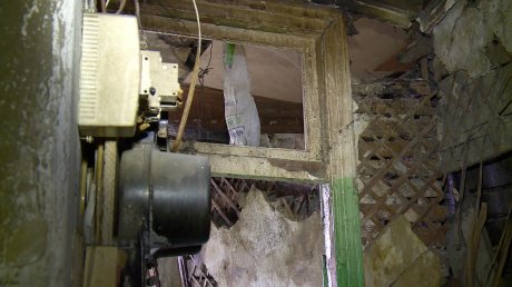 Жители дома на ул. Ленина страдают из-за соседства с барахольщиком