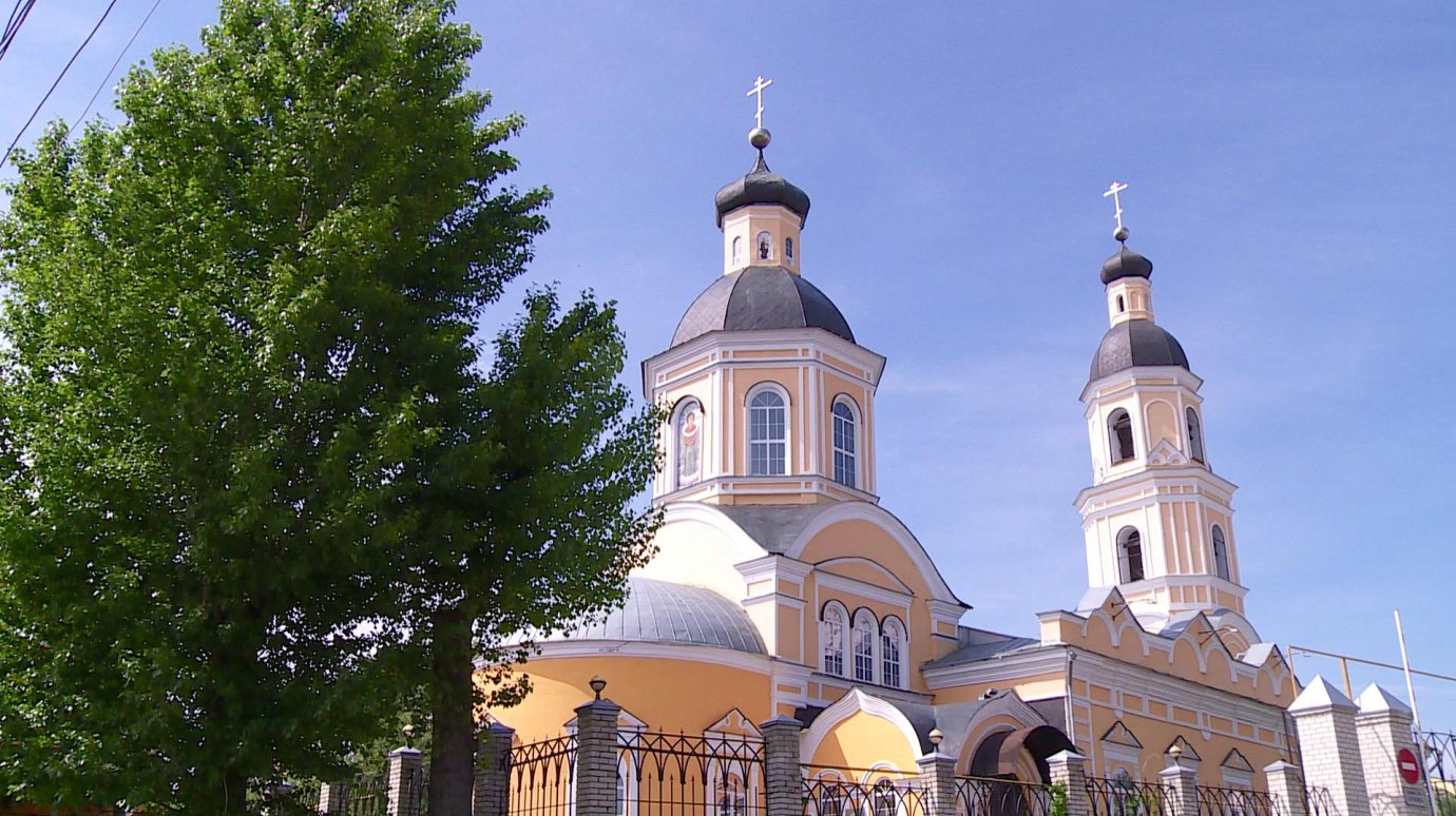 У Покровского собора совершили крестный ход