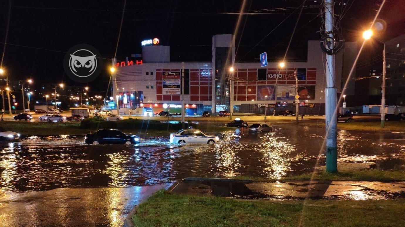 Разгул стихии в Пензе: дороги затопило, машины повредило градом