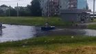 Пензенец поплыл на весельной лодке по улице Клары Цеткин