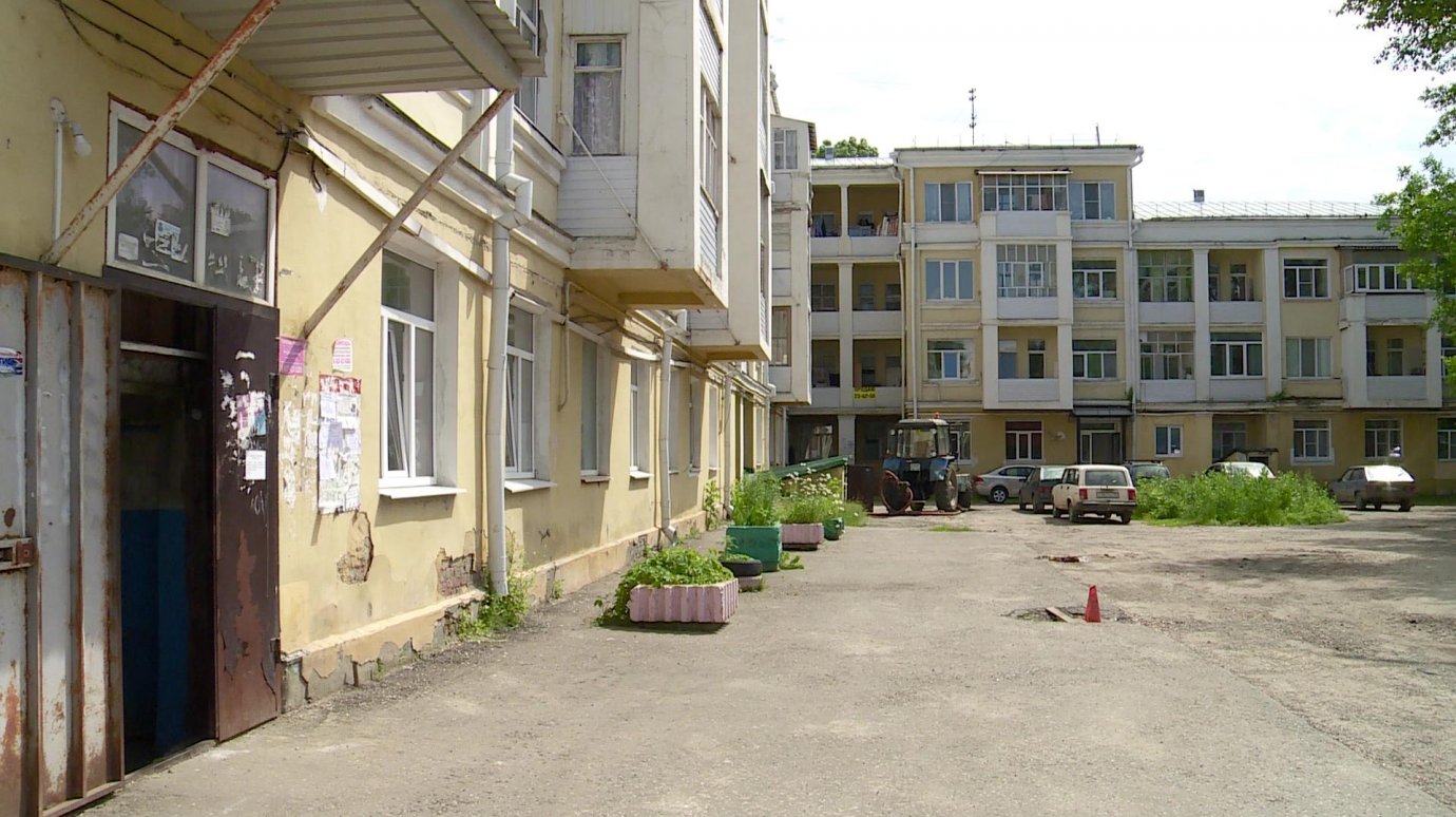 Жители улицы Ленина пожаловались на запущенность двора