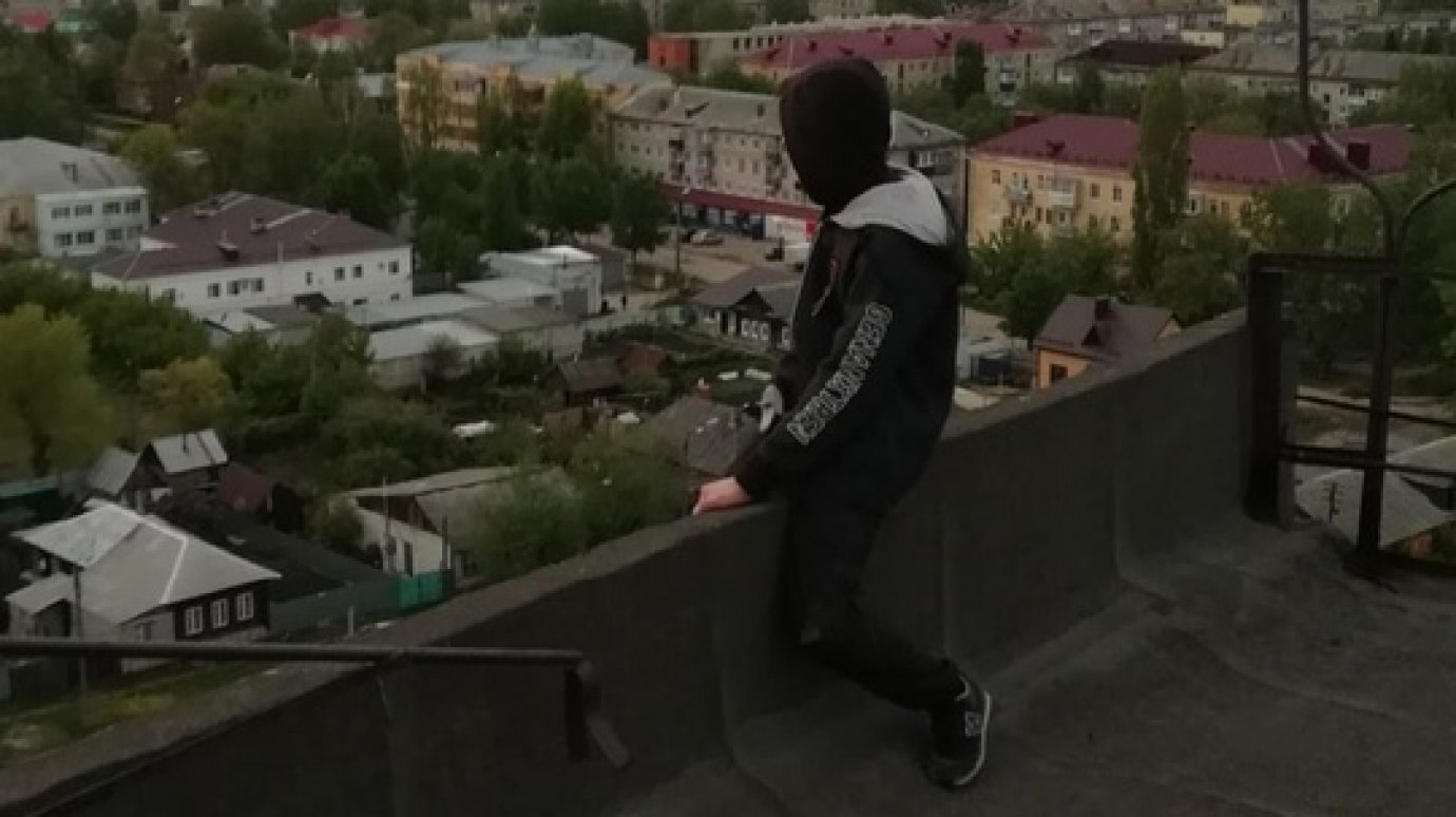 В Кузнецке подростки гуляют по крышам и заброшенным зданиям