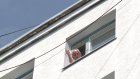 Житель ул. Карпинского пожаловался на свисающие перед окнами провода