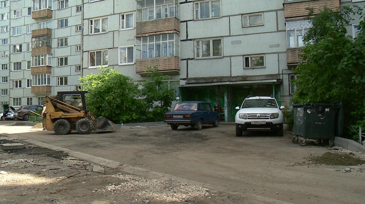 Жители ул. Фурманова видят мусор со всей округи у своего подъезда