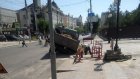 Автомобиль провалился в яму при ремонте плитки на ул. Московской