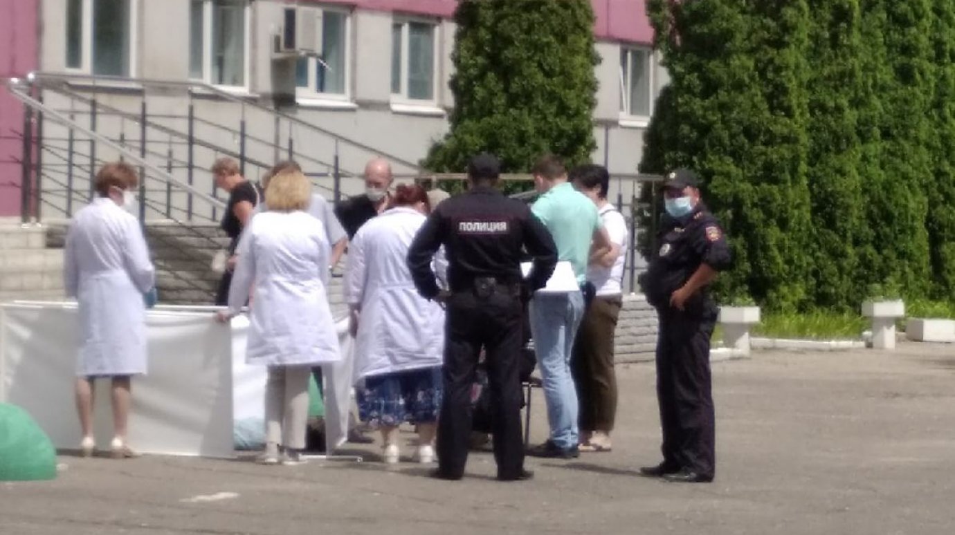 У поликлиники на улице Гагарина в Пензе скончался пожилой мужчина