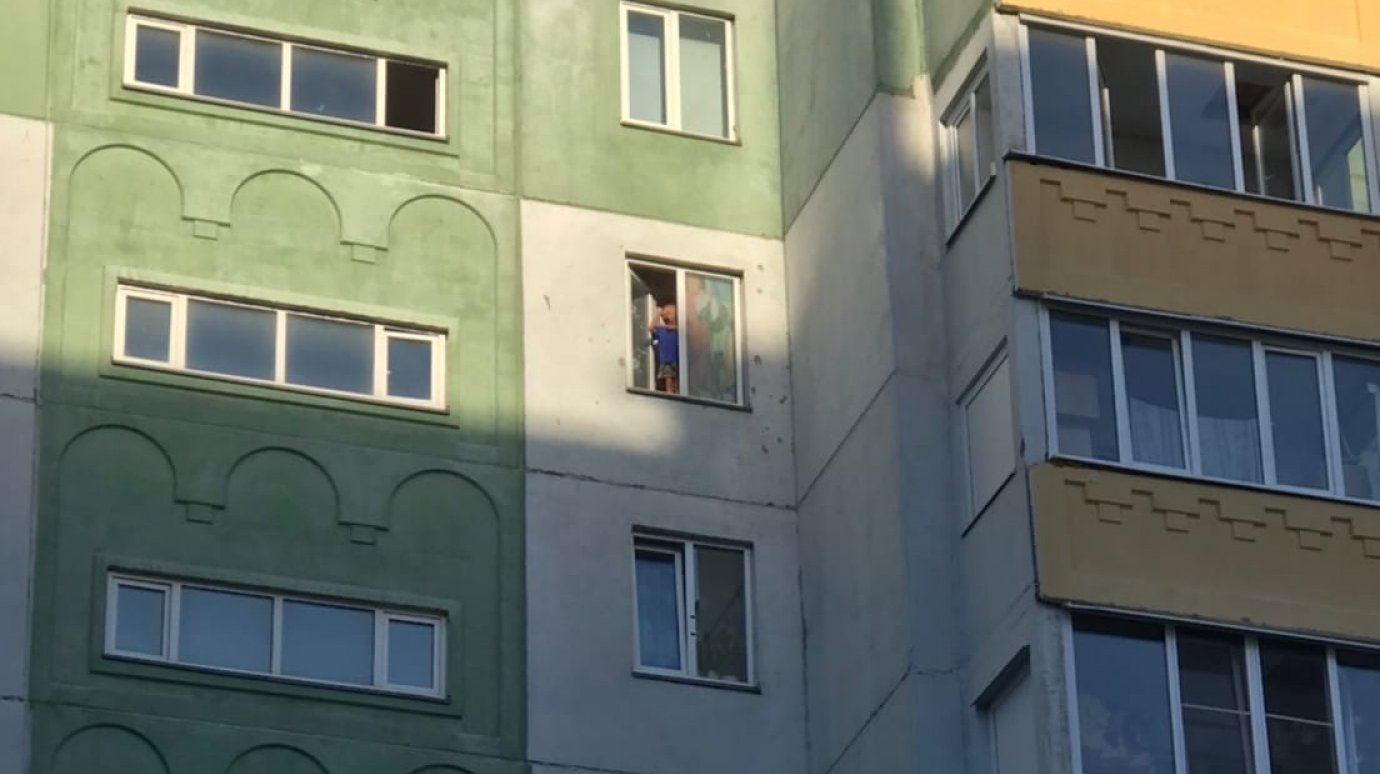 Соцсети: в Пензе ребенок едва не выпал из окна в отсутствие матери