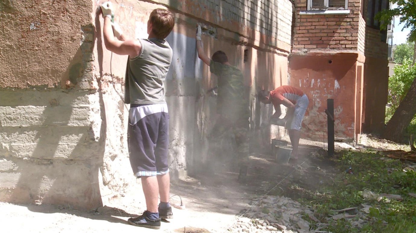 Жители дома на Карпинского решили самостоятельно отремонтировать цоколь