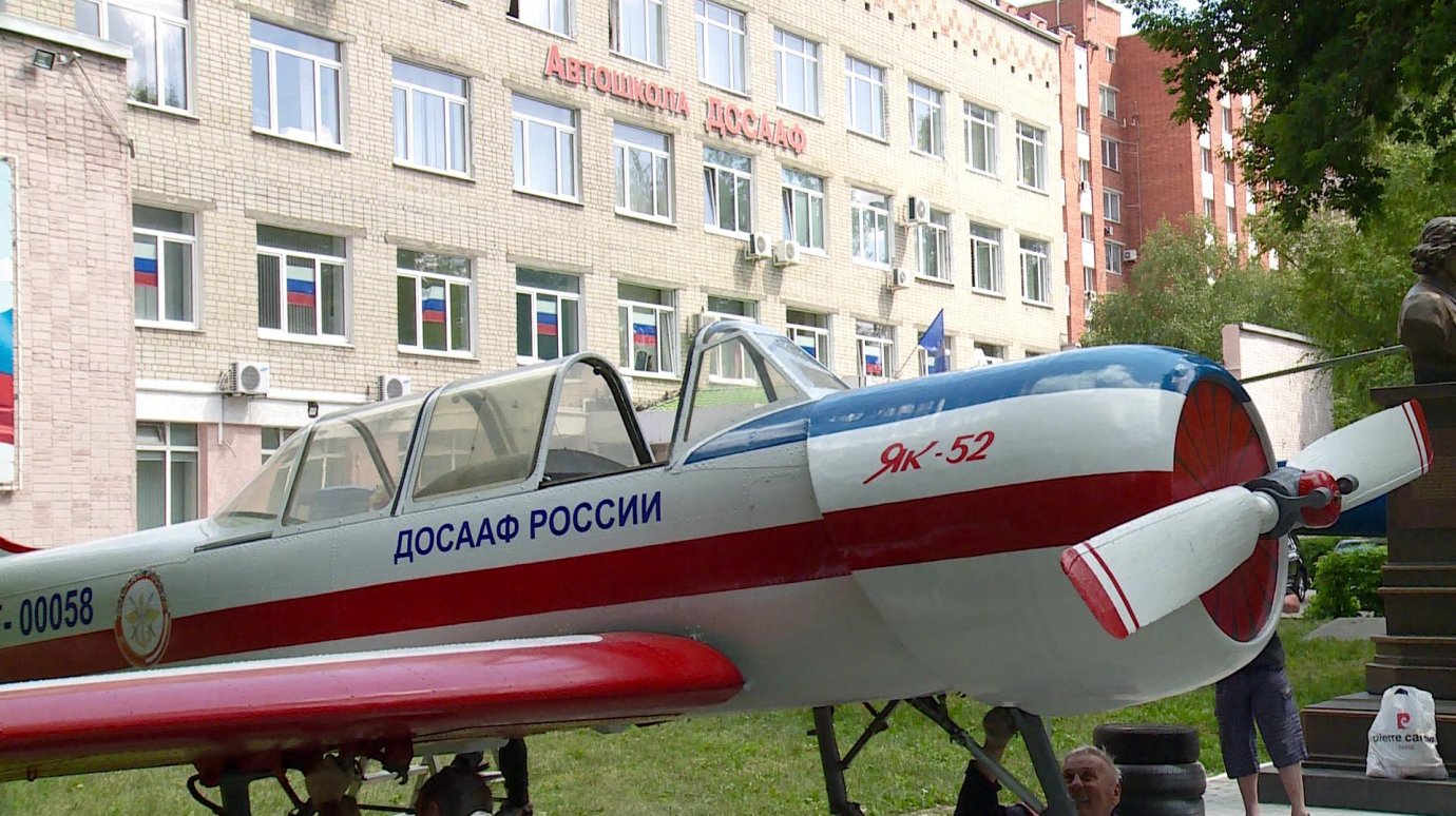 В Пензе коллекцию техники у здания ДОСААФ пополнил Як-52