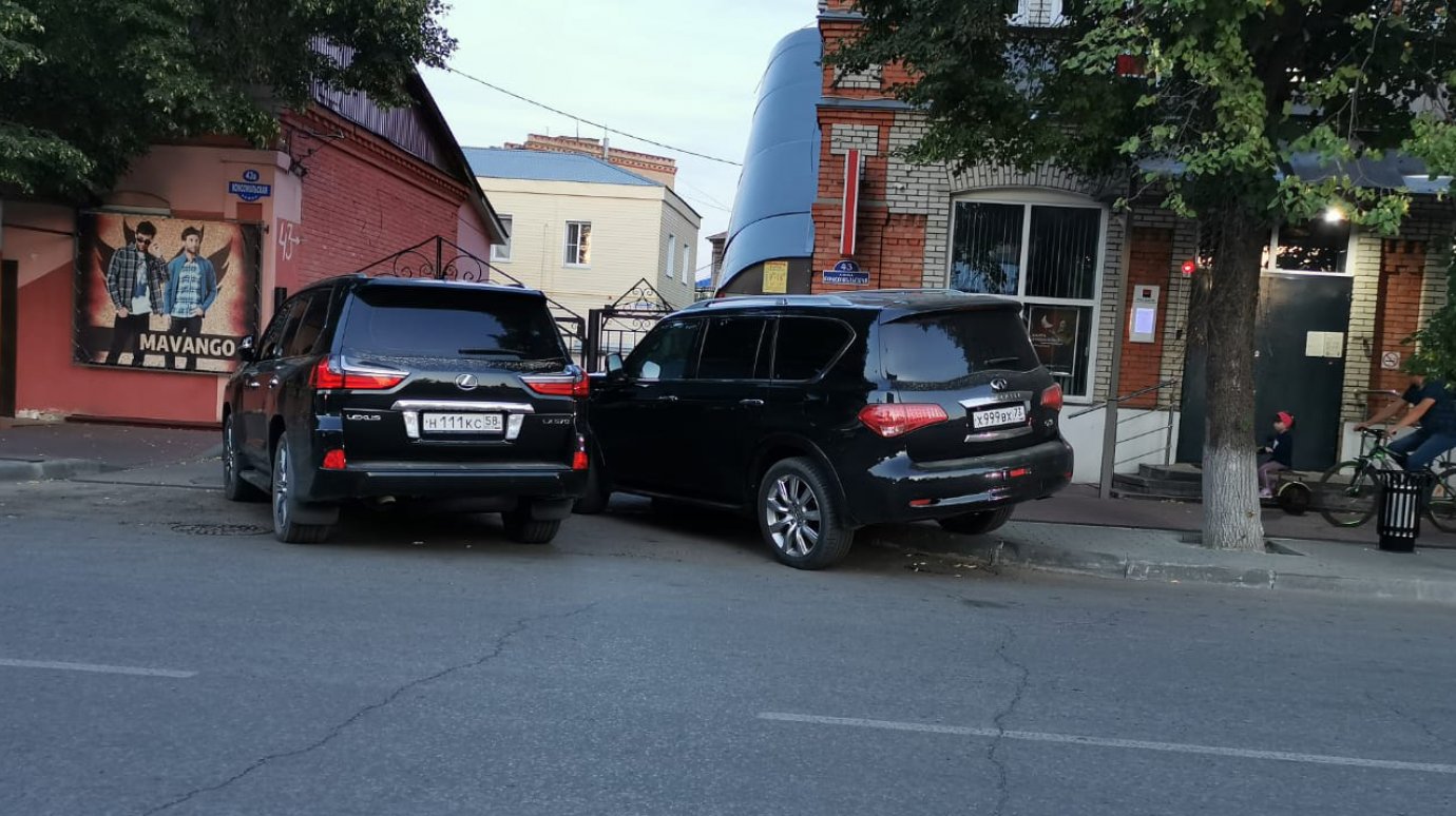 В Кузнецке вымощенный на средства гранта тротуар стал местом парковки