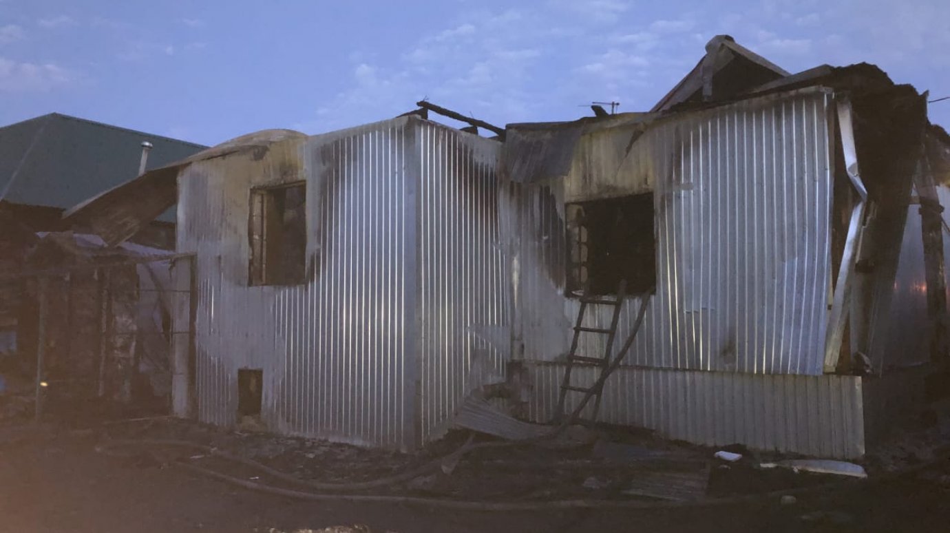 В Бессоновке 17 пожарных тушили дом, гараж и Volkswagen Polo