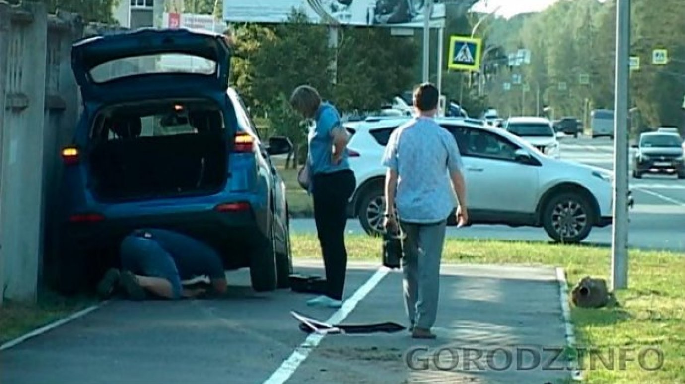 В Заречном автолюбительница сбила дорожный знак и врезалась в забор