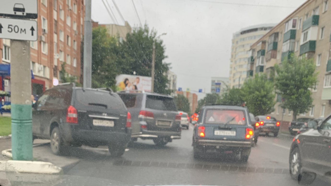На ул. Ставского Lexus припарковали практически на дороге